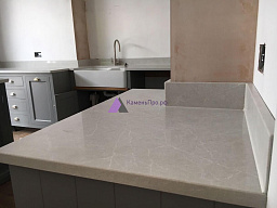 Длинная столешница из кварцевого камня Caesarstone Frosty Carrina 5141